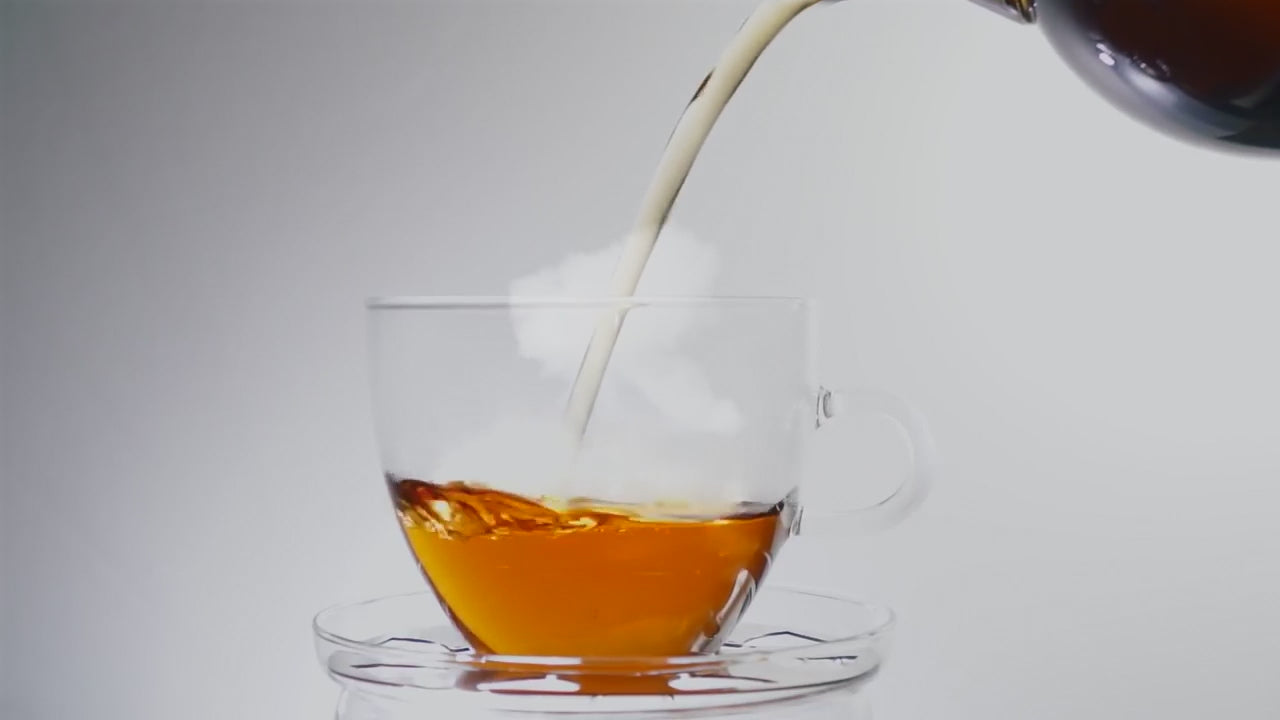 Load video: A video of ceylon tea brewing